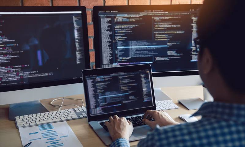 数据科学选型:R与Python如何赋能石拐区网站建设?